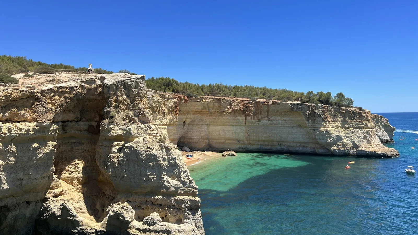Falaises dorées et mer turquoise sur la côte de l'Algarve