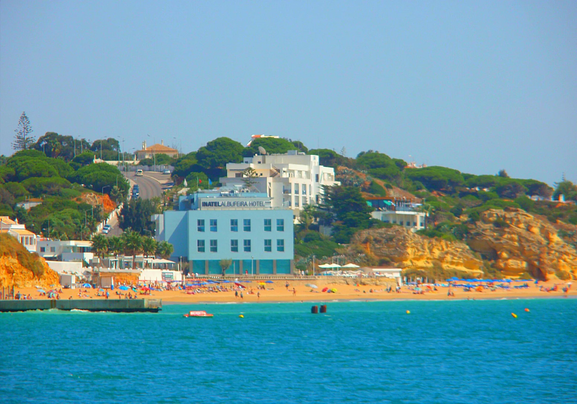 Été : la haute saison des plages d'Albufeira à Tavira